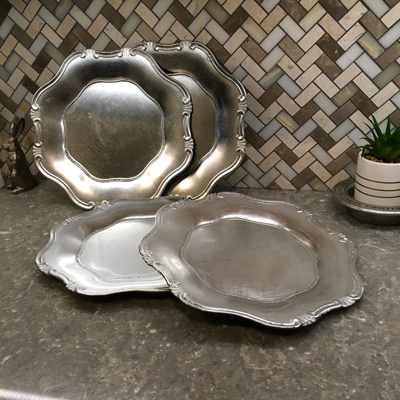 Set of 4 silver plastic chargers - Picture 1 of 9